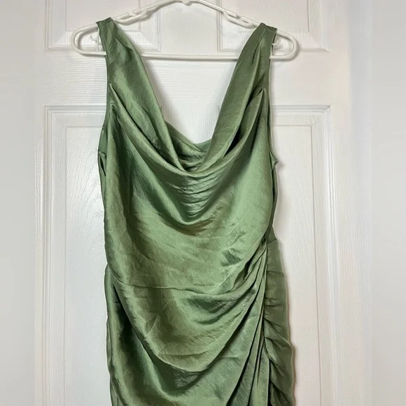 Abercrombie and Fitch Green Satin Cowl Neck Maxi Dress Large Petite - thefunkyskunk.ie Abercrombie and Fitch Green Satin Cowl Neck Maxi Dress Large Petite - thefunkyskunk.ie